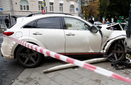 Последствия ДТП на улице Остоженка в Москве.