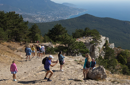 Туристы на плато Ай-Петри в Крыму.