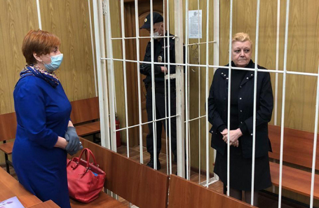 Заслуженная артистка России Наталия Дрожжина, обвиняемая в мошенничестве с наследством народного артиста СССР Алексея Баталова. Слева ее адвокат Вера Асеева.