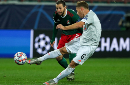 Игроки «Баварии» Йозуа Киммих (на первом плане) и «Локомотива» Гжегож Крыховяк в матче Лиги чемпионов УЕФА.