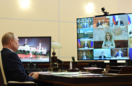 Владимир Путин во время совещания с членами правительства России в формате видеоконференции.