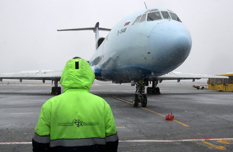 Последний перелет пассажирского самолета Ту-154 авиакомпании «Алроса». Приземление в аэропорту «Толмачево». Новосибирск.