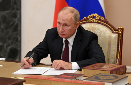Владимир Путин во время встречи с главами религиозных конфессий.