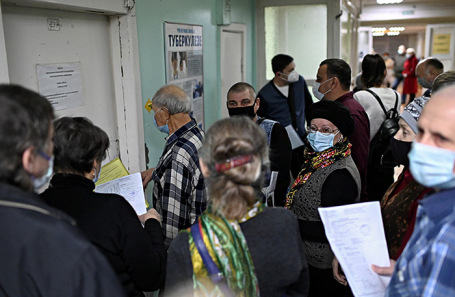 Очередь к врачу в городской поликлинике Омска.