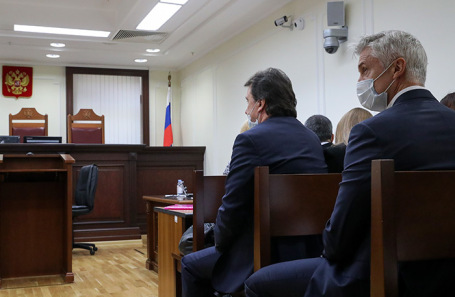 Рассмотрение вопроса о территориальной подсудности дела о растрате в отношении Майкла Калви (справа) в Верховном суде.