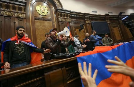 Протестующие, занявшие здание правительства в Ереване.