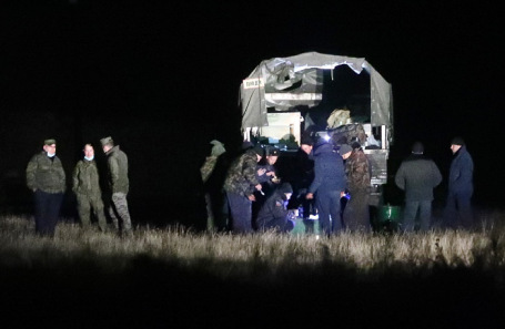 Военные на месте крушения российского вертолета Ми-24.