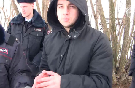 Абдулазиз Абдулазизов на следственном эксперименте.