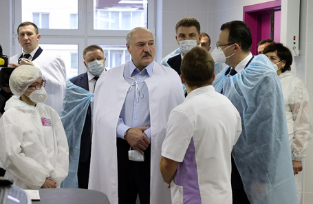 Александр Лукашенко в городской клинической больнице №6 в Минске.
