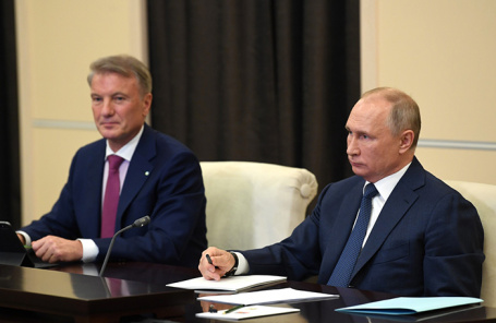 Владимир Путин с председателем правления ПАО «Сбербанк» Германом Грефом в ходе основной дискуссии конференции по искусственному интеллекту Artificial Intelligence Journey.