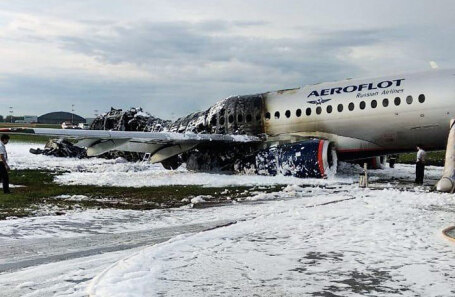 SSJ 100 в аэропорту «Шереметьево» после ликвидации пожара. 5 мая 2019 года.