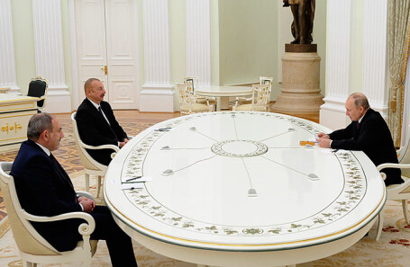 Никол Пашинян, Ильхам Алиев и Владимир Путин (слева направо).