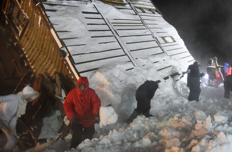 Поисково-спасательные работы на месте схода лавины на горнолыжный комплекс.