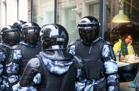 Полиция на Тверской улице в Москве во время акции в поддержку Алексея Навального.