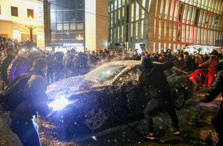 Нападение на служебный автомобиль во время митинга в поддержку Навального в Москве.
