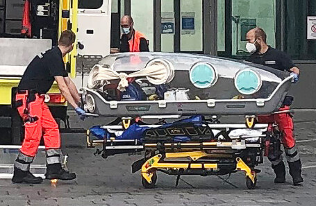 Капсула у немецкой клиники «Шарите», в которой для прохождения лечения был доставлен Алексей Навальный. Август 2020 года.