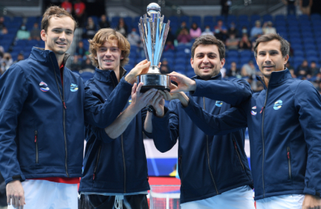Сборная России с трофеем после победы в ATP Cup.