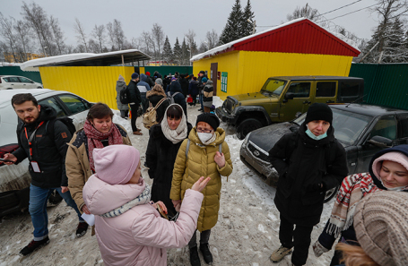 Люди около центра для мигрантов в Сахарове, где содержатся участники несанкционированных акций.
