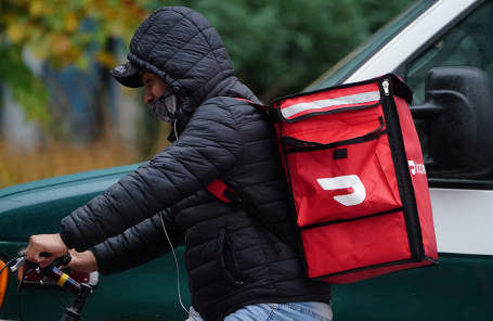 Курьер DoorDash.
