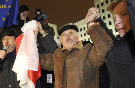 Григорий Костусев (в центре).
