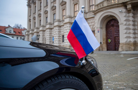 Автомобиль посла России у здания МИД Чехии в Праге.