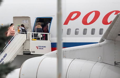 Семьи российских дипломатов в международном аэропорту Праги.