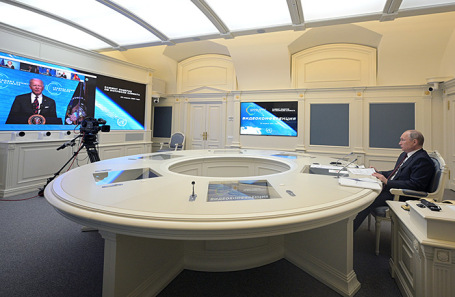 Владимир Путин и Джо Байден во время конференции по климату.