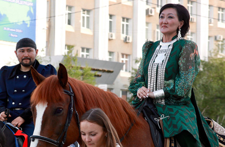 Сардана Авксентьева (справа).