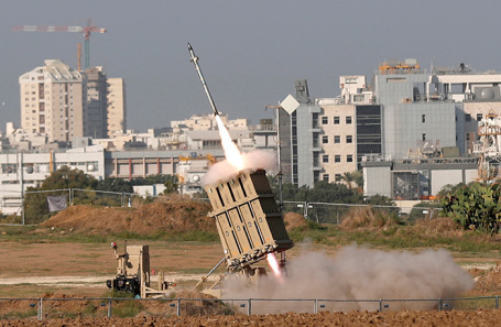 Израильская система ПРО «Железный купол» отражает ракетные атаки сектора Газа.