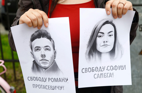 Портреты Романа Протасевича и Софьи Сапеги во время одной из акций в Риге.
