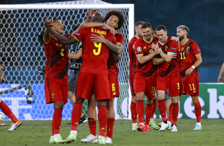 Игроки сборной Бельгии празднуют победу.