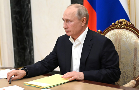 Владимир Путин во время совещания по подготовке программы «Прямая линия».