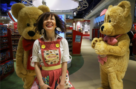 Сотрудница магазина игрушек Hamleys в Центральном детском магазине на Лубянке.