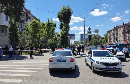 Рядом с отделением Сбербанка, которое захватил неизвестный.
