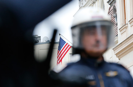 Сотрудник австрийской полиции у посольства США в Вене.