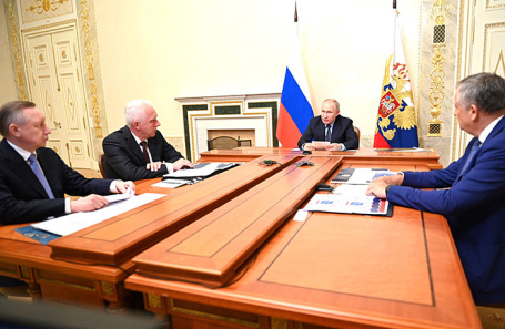 Владимир Путин во время совещания по вопросам развития Санкт-Петербургского транспортного узла.