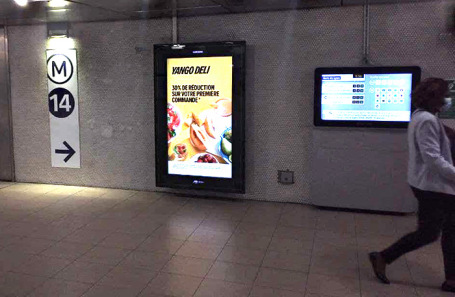 Реклама компании Yango Deli в метро Парижа.