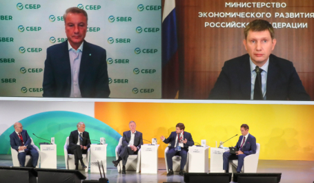 Россия. Владивосток. Участники во время сессии «Готова ли Россия к глобальной ESG-трансформации?» в рамках Восточного экономического форума-2021 на территории Дальневосточного федерального университета (ДВФУ) на острове Русский.