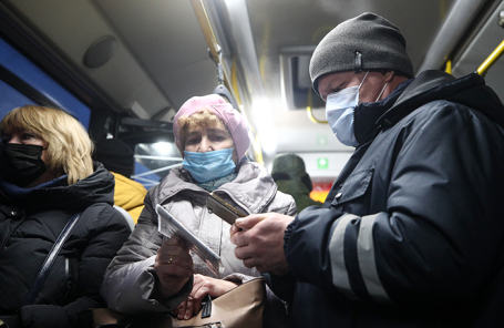 Проверка QR-кодов у пассажиров автобуса в Казани.