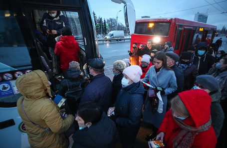 Проверка QR-кодов у пассажиров автобуса в Казани.