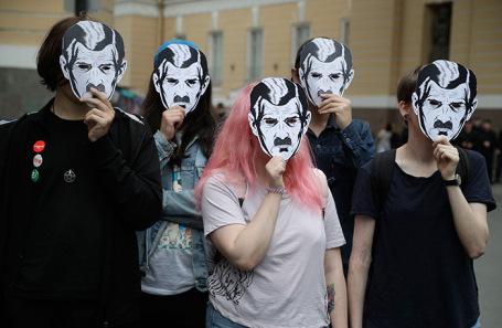 Люди в масках Большого Брата.
