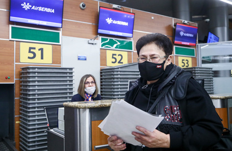 Аэропорт «Шереметьево». Одна из участниц вакцинного туризма в Белград. Октябрь 2021 года.