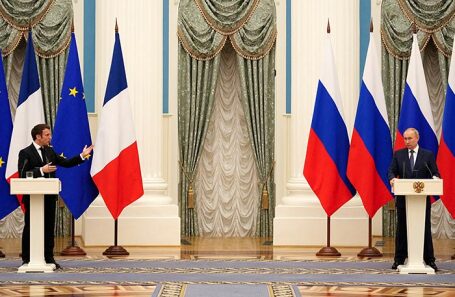 Эммануэль Макрон и Владимир Путин.
