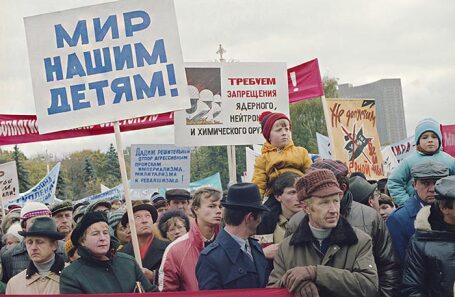 Участники митинга против планов США и НАТО разместить в Западной Европе новые ядерные ракеты. Москва, 1983 год.