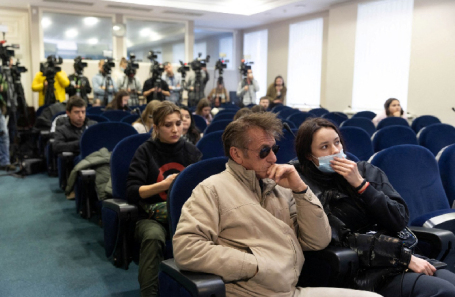 Шон Пенн (на первом плане слева) в Киеве.