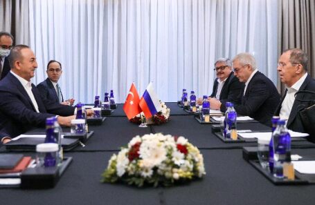 Министр иностранных дел РФ Сергей Лавров (справа на первом плане) и министр иностранных дел Турции Мевлют Чавушоглу (слева на первом плане).