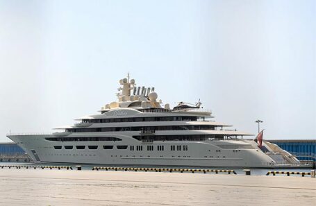Конфискованная в Гамбурге яхта Dilbar, принадлежащая российскому предпринимателю Алишеру Усманову. Архивное фото.