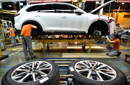 Линия сборки автомобилей Mazda на заводе «Мазда Соллерс Мануфэкчуринг Рус» во Владивостоке.