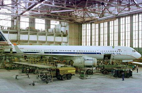 Ту-214 в сборочном цехе авиационного производственного объединения им. Горбунова. 2000 год.
