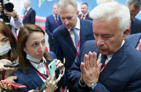 Вагит Алекперов (справа на первом плане).